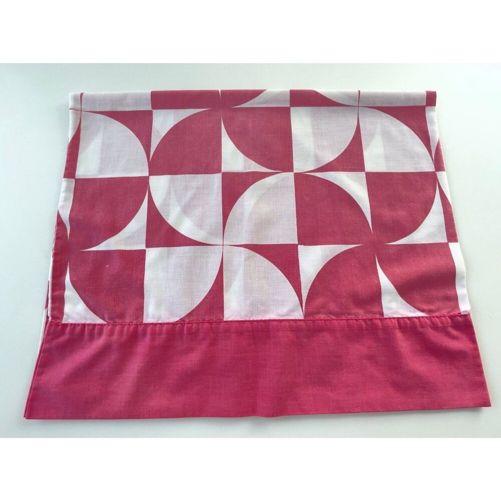 Vintage 70s single pillowcase, fuchsia pinwheel geometric pattern, Wabasso